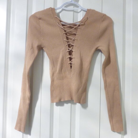 FOREVER 21 light pink sweater with open back lace up details on the back - Picture 4 of 7